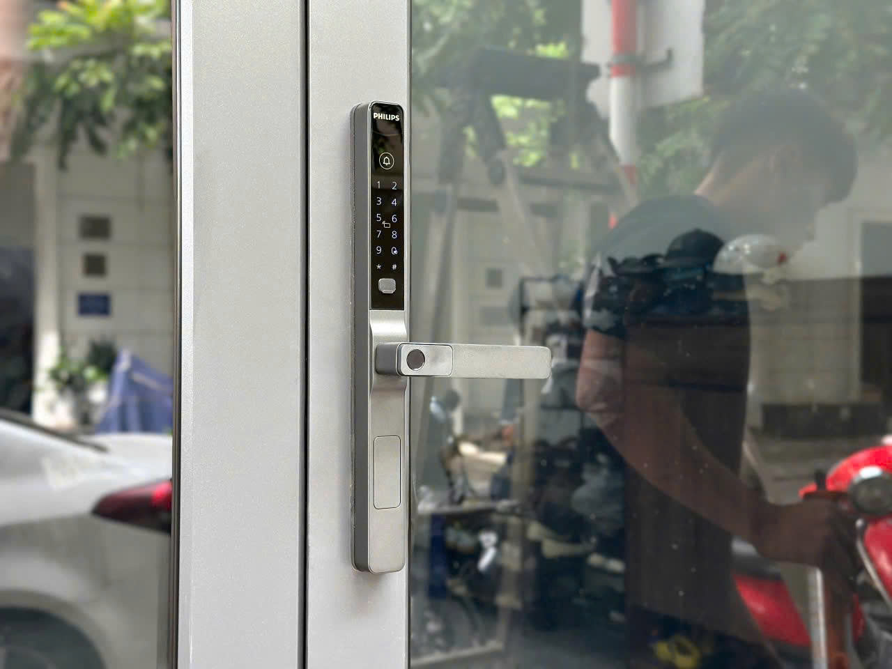 Khóa vân tay cửa nhôm kính Philips DDL611