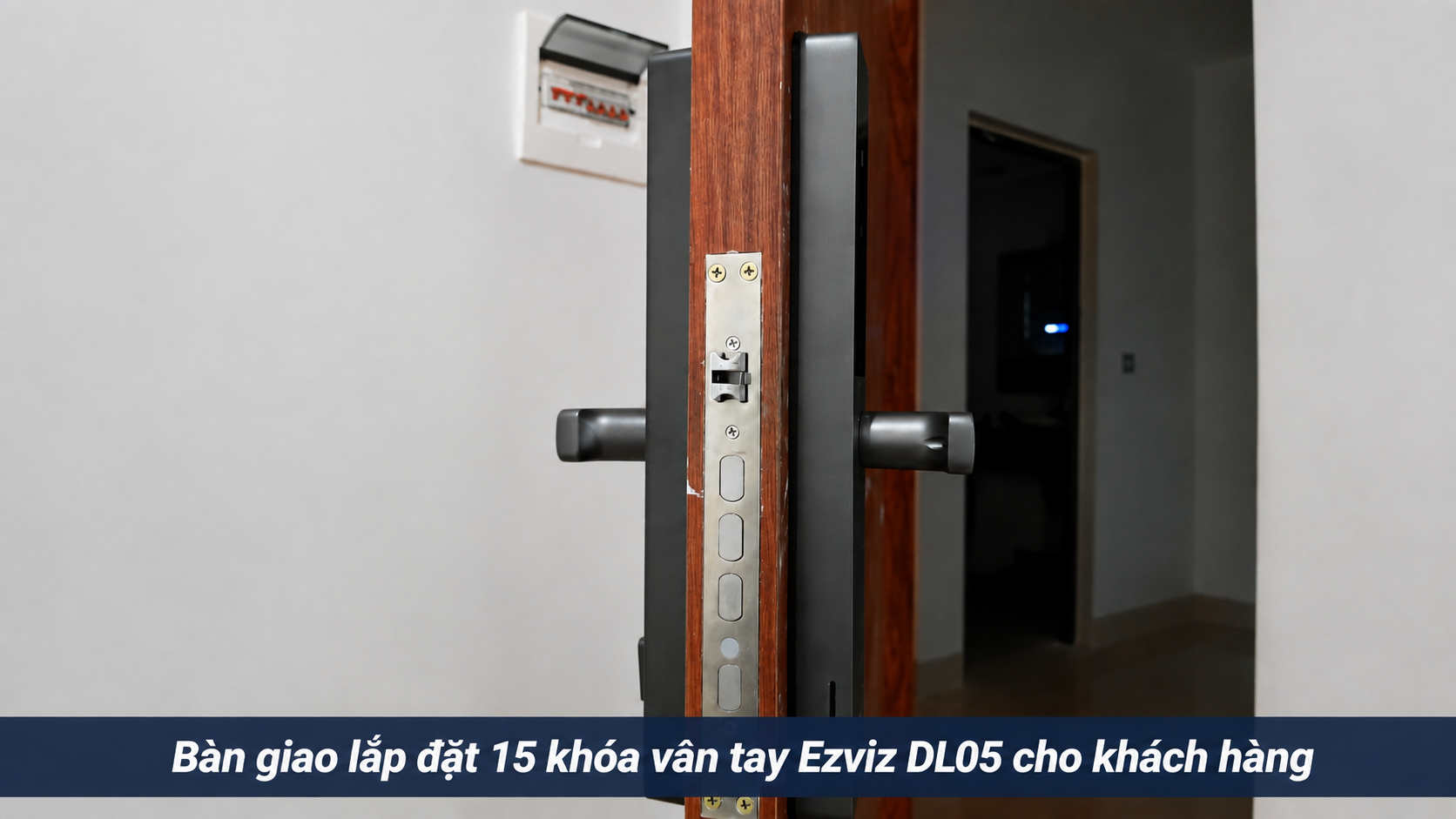 Khóa thông mminh Ezviz DL05