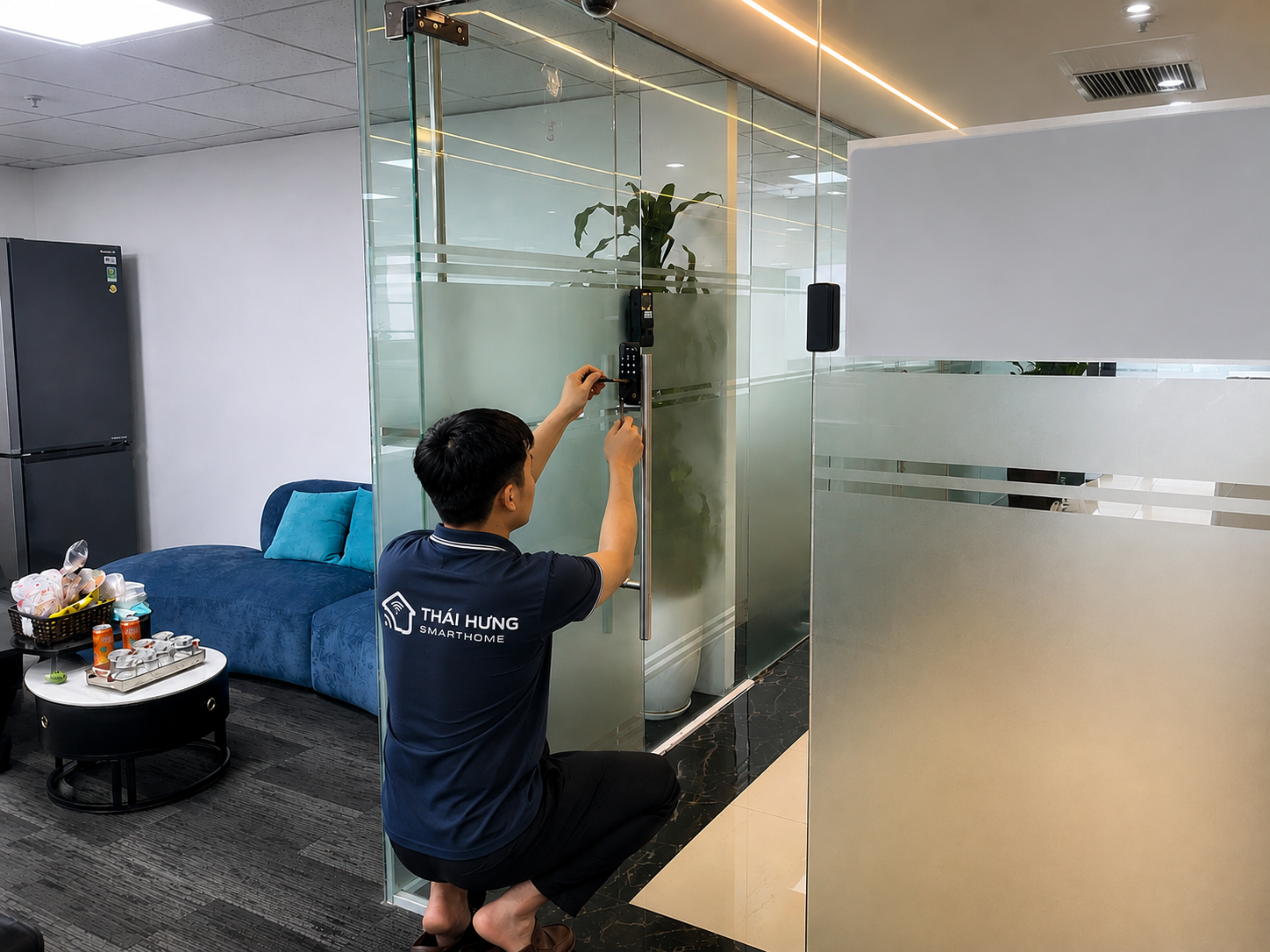 Lắp đặt khóa cửa kính thông minh Aqara U500
